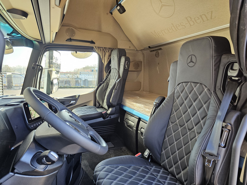 Фото интерьера 2: Тягач Mercedes-Benz ACTROS 3363 / 6x4 / !!NEW!! / RETARDER / PTO