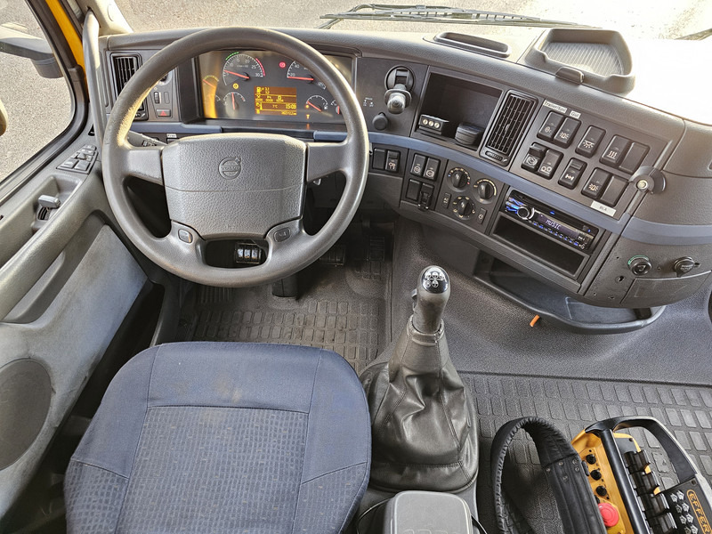 Фото интерьера 3: Volvo FH 440 6x2 / EFFER 25TM CRANE / GRUA / KRAN в лизинг Volvo FH 440 6x2 / EFFER 25TM CRANE / GRUA / KRAN