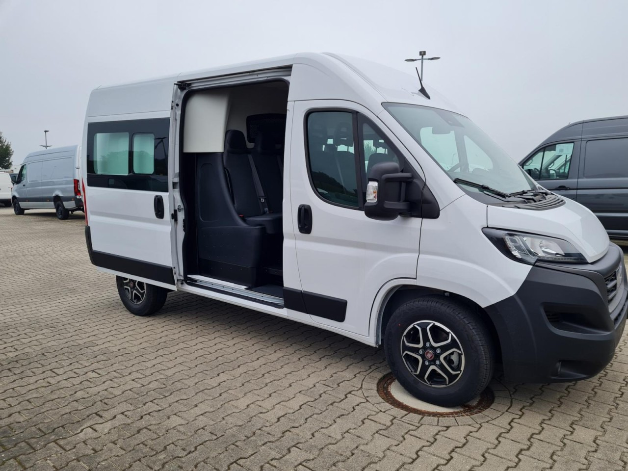 Fiat Ducato 35 Kasten Doka 7-Sitze 2x Schiebetür Maxi L2H2 - Цельнометаллический фургон, Грузопассажирский фургон: фото 3 Fiat Ducato 35 Kasten Doka 7-Sitze 2x Schiebetür Maxi L2H2 - Цельнометаллический фургон, Грузопассажирский фургон: фото 3