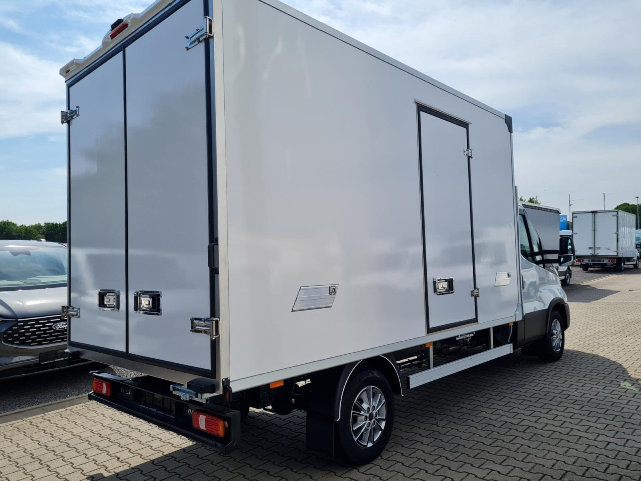 Iveco DAILY 35S18 Koffer Automatik ALU KAMERA NAVI TEMPOMAT - Фургон с закрытым кузовом: фото 4 Iveco DAILY 35S18 Koffer Automatik ALU KAMERA NAVI TEMPOMAT - Фургон с закрытым кузовом: фото 4