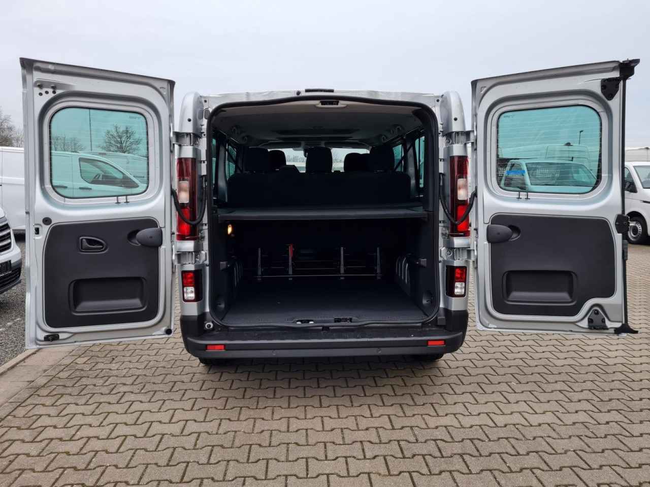 Renault Trafic Kombi 9-Sitze L2 Grand Equilibre KLIMA TEMPOMAT - Грузопассажирский фургон: фото 5 Renault Trafic Kombi 9-Sitze L2 Grand Equilibre KLIMA TEMPOMAT - Грузопассажирский фургон: фото 5