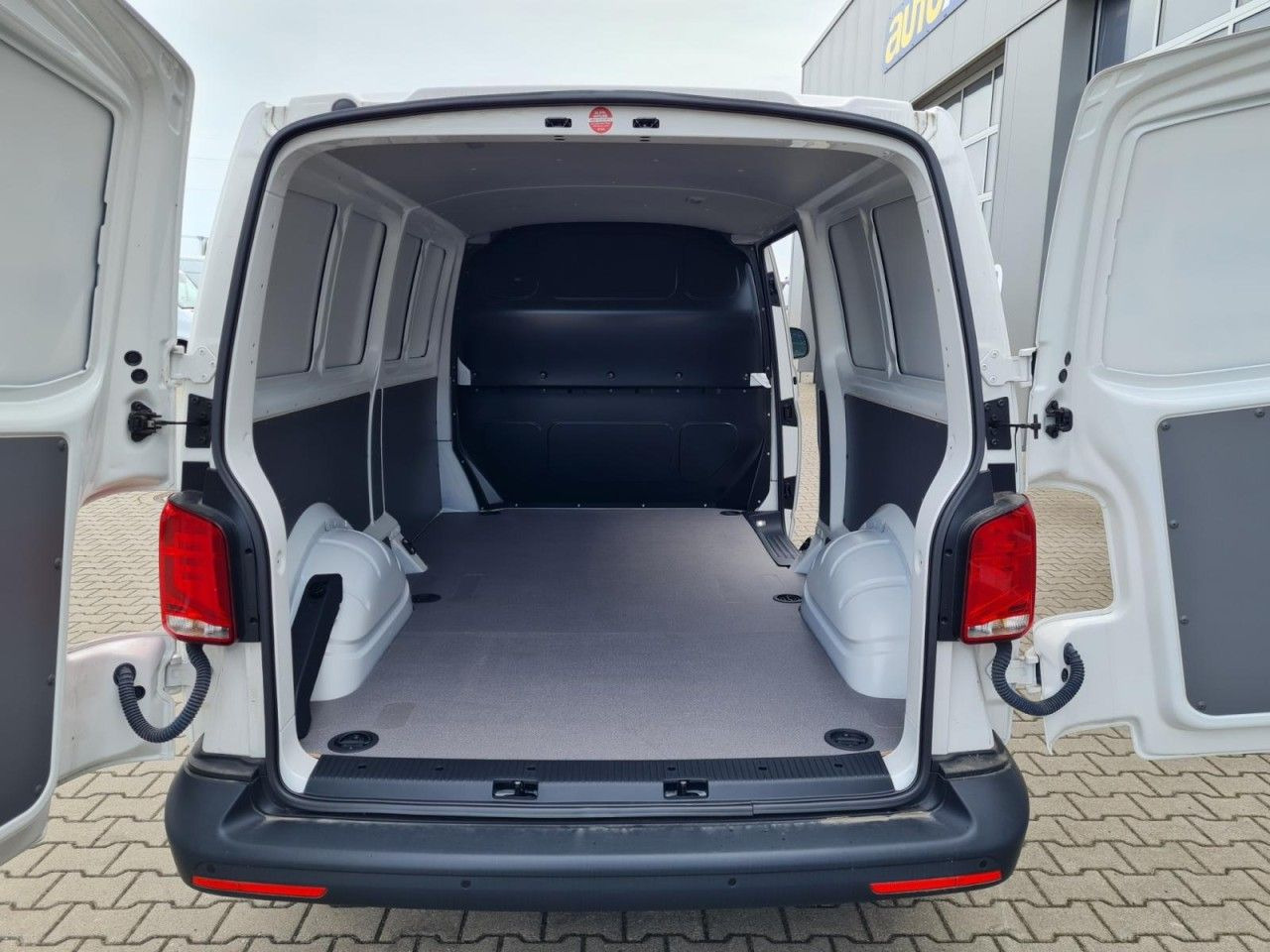 Volkswagen T6.1 Kasten lang DSG KLIMA KOMFORT ACC TEMPO PDC - Легковой фургон: фото 5 Volkswagen T6.1 Kasten lang DSG KLIMA KOMFORT ACC TEMPO PDC - Легковой фургон: фото 5