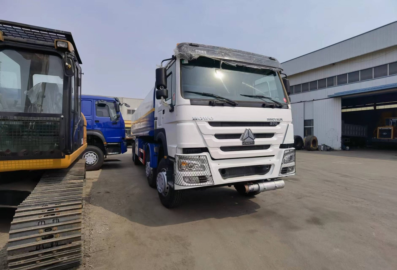 Sinotruk HOWO 375 8*4 Tank truck - Грузовик-цистерна: фото 4 Sinotruk HOWO 375 8*4 Tank truck - Грузовик-цистерна: фото 4