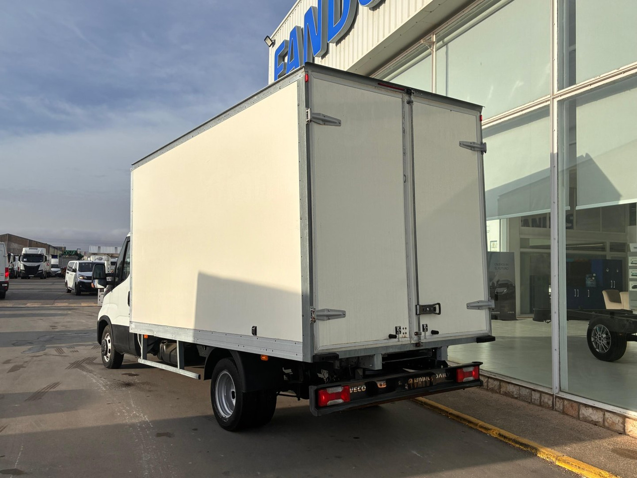 Caja cerrada IVECO 35C16 3.0 20m3 con puertas traseras - Фургон с закрытым кузовом: фото 4 Caja cerrada IVECO 35C16 3.0 20m3 con puertas traseras - Фургон с закрытым кузовом: фото 4