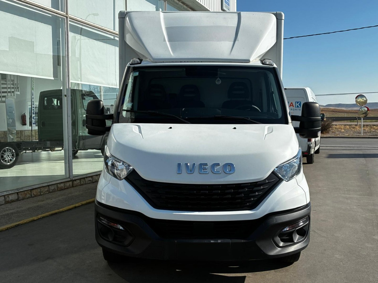 Caja cerrada con plataforma elevadora IVECO 35C14 20m3 - Фургон с закрытым кузовом: фото 2 Caja cerrada con plataforma elevadora IVECO 35C14 20m3 - Фургон с закрытым кузовом: фото 2