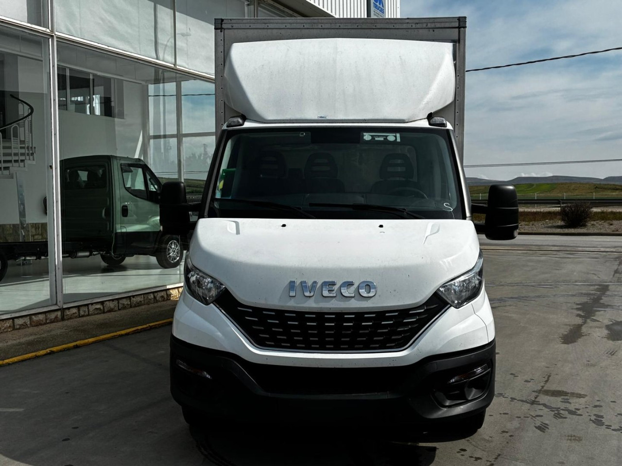 Caja cerrada con plataforma elevadora IVECO 35C16 20m3 Automática - Фургон с закрытым кузовом: фото 2 Caja cerrada con plataforma elevadora IVECO 35C16 20m3 Automática - Фургон с закрытым кузовом: фото 2