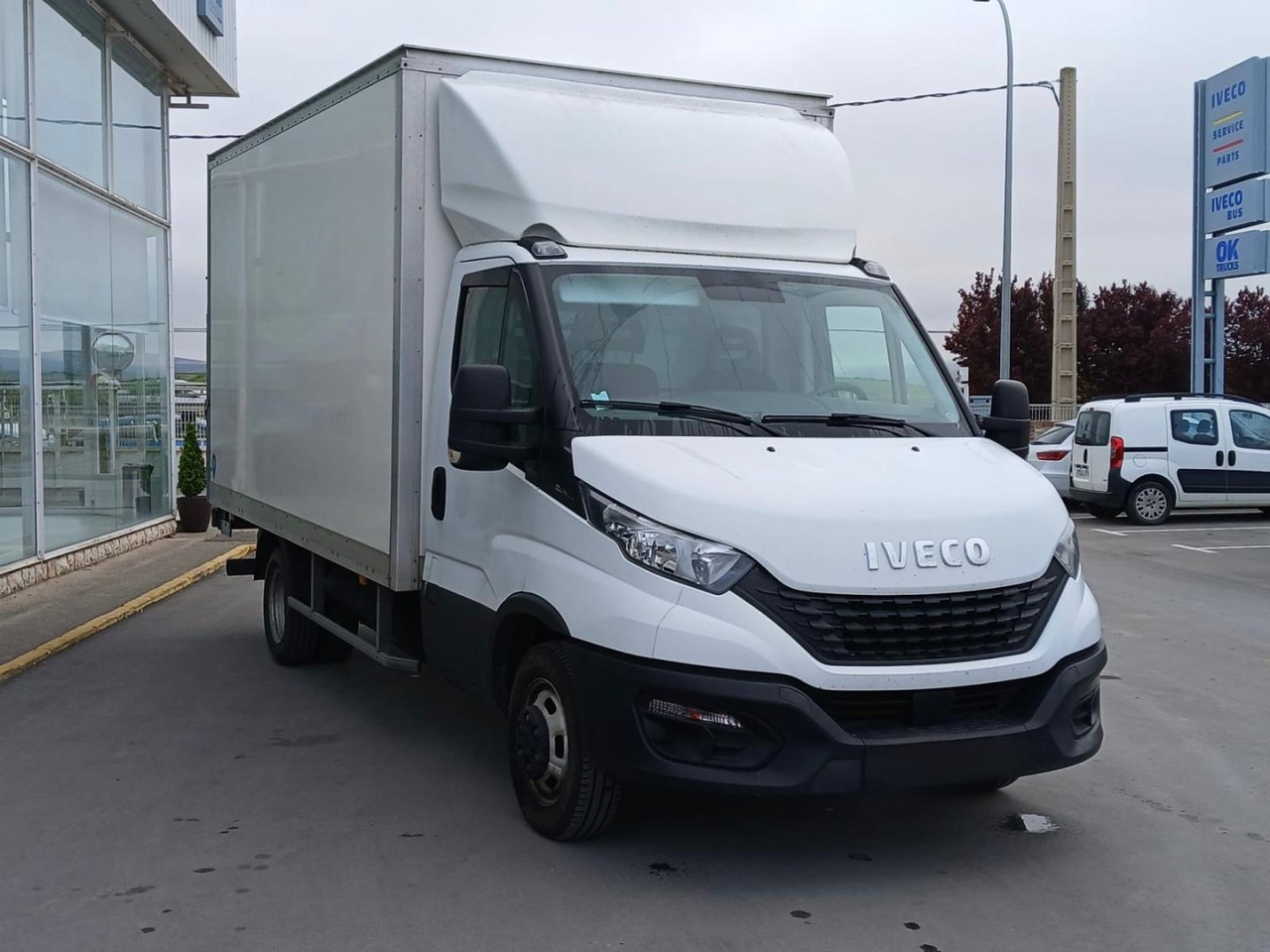 Caja cerrada con plataforma elevadora IVECO 35C16 20m3 - Фургон с закрытым кузовом: фото 3 Caja cerrada con plataforma elevadora IVECO 35C16 20m3 - Фургон с закрытым кузовом: фото 3