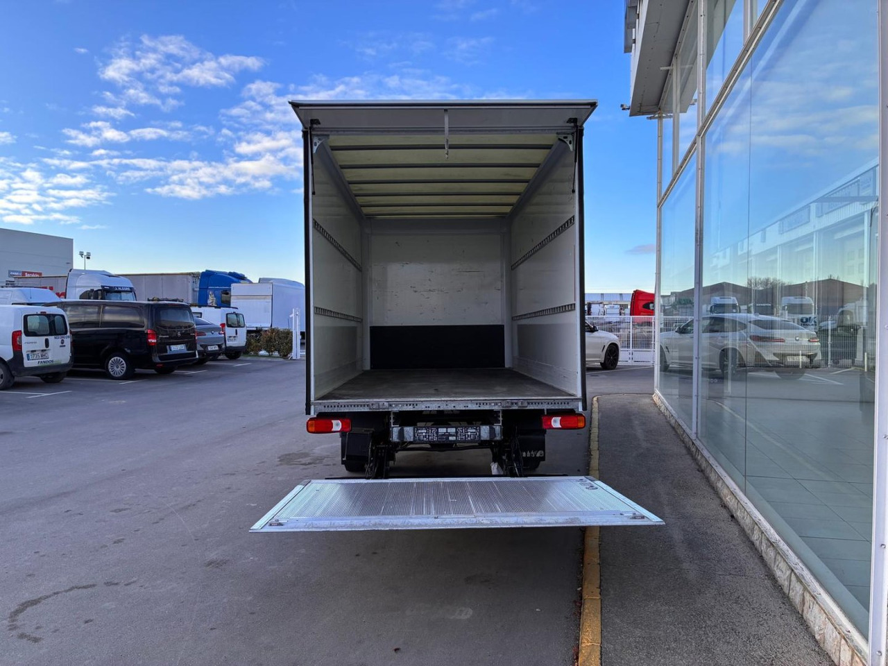 Caja cerrada con plataforma elevadora IVECO 35C16 20m3 - Фургон с закрытым кузовом: фото 5 Caja cerrada con plataforma elevadora IVECO 35C16 20m3 - Фургон с закрытым кузовом: фото 5