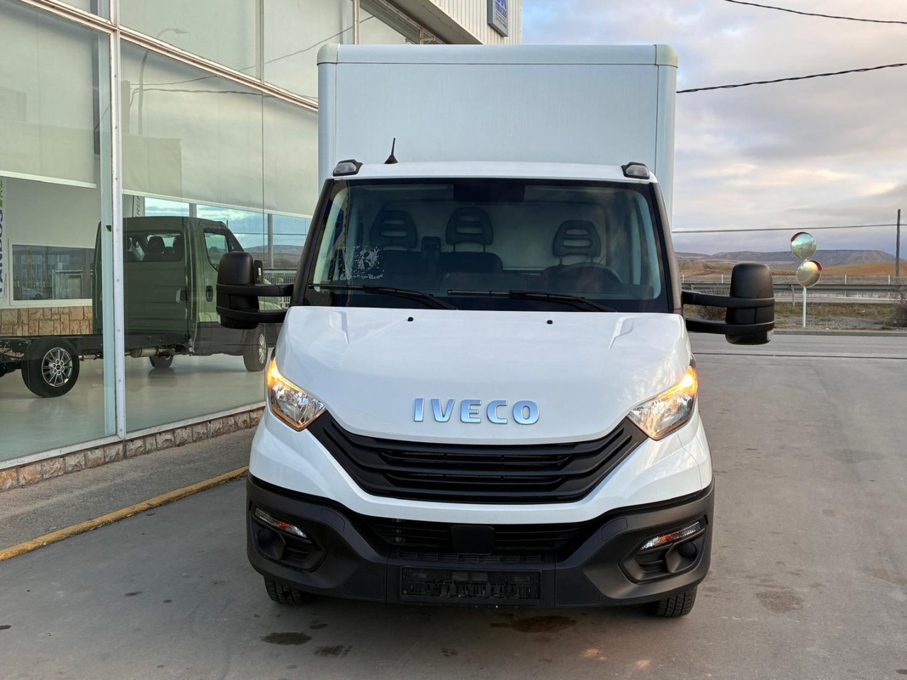 Caja cerrada con plataforma elevadora IVECO 35C16 20m3 - Фургон с закрытым кузовом: фото 2 Caja cerrada con plataforma elevadora IVECO 35C16 20m3 - Фургон с закрытым кузовом: фото 2