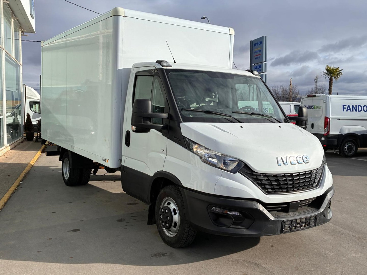 Caja cerrada con plataforma elevadora IVECO 35C16 20m3 - Фургон с закрытым кузовом: фото 3 Caja cerrada con plataforma elevadora IVECO 35C16 20m3 - Фургон с закрытым кузовом: фото 3