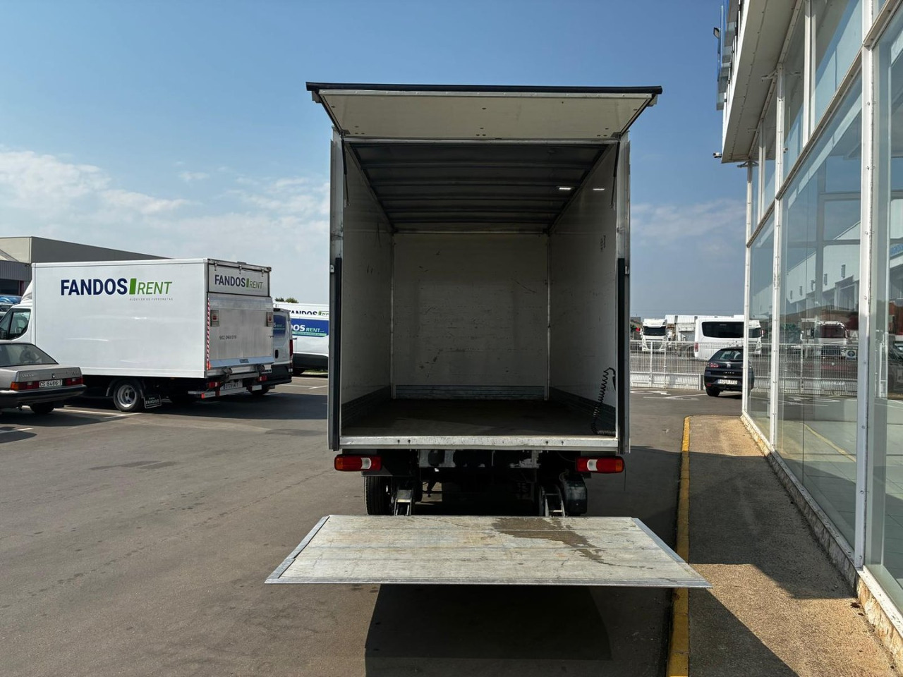 Caja cerrada con plataforma elevadora IVECO 35C16 3.0 20m3 - Фургон с закрытым кузовом: фото 5 Caja cerrada con plataforma elevadora IVECO 35C16 3.0 20m3 - Фургон с закрытым кузовом: фото 5