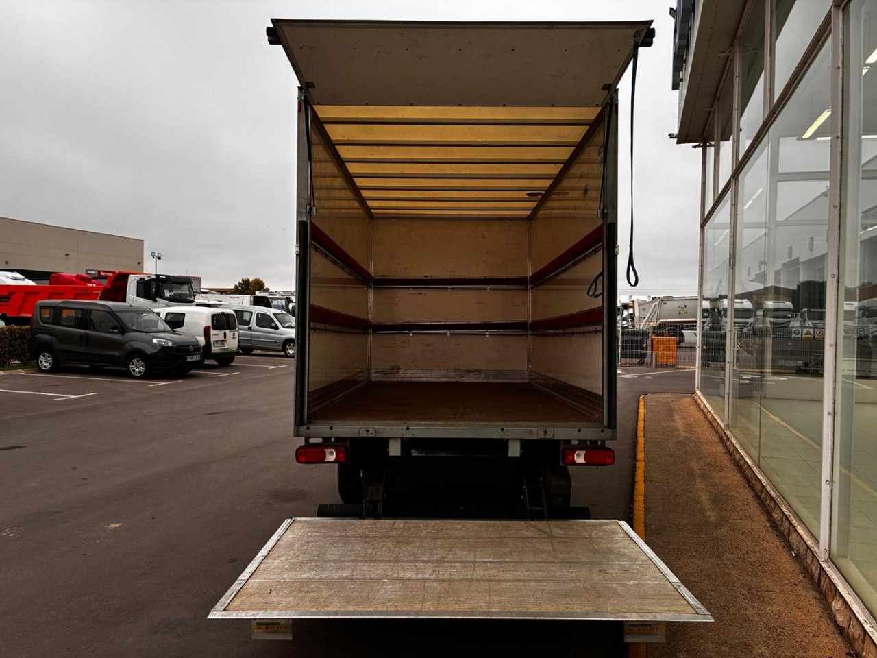 Caja cerrada con plataforma elevadora IVECO 35C16 3.0 20m3 - Фургон с закрытым кузовом: фото 5 Caja cerrada con plataforma elevadora IVECO 35C16 3.0 20m3 - Фургон с закрытым кузовом: фото 5