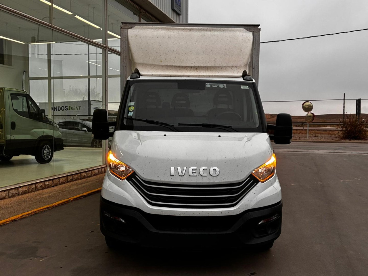 Caja cerrada con plataforma elevadora IVECO 35C16 3.0 20m3 - Фургон с закрытым кузовом: фото 2 Caja cerrada con plataforma elevadora IVECO 35C16 3.0 20m3 - Фургон с закрытым кузовом: фото 2