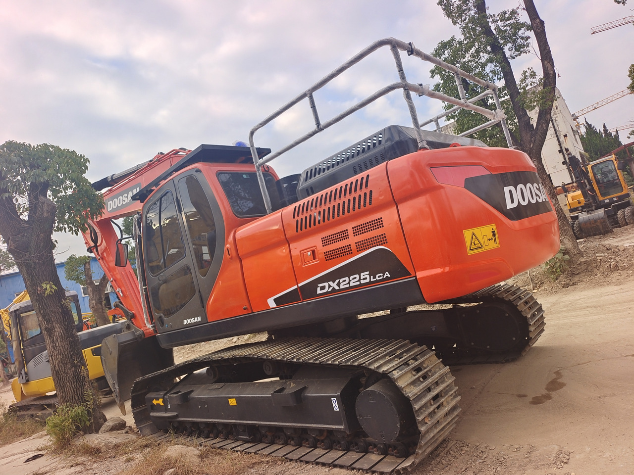 DOOSAN DX225LCA DX300 DX340 - Гусеничный экскаватор: фото 1 DOOSAN DX225LCA DX300 DX340 - Гусеничный экскаватор: фото 1