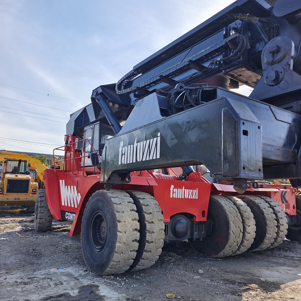 FANTUZZI CS 45 KMHD 45 TON CONTAINER REACH CRANE - Ричстакер: фото 1 FANTUZZI CS 45 KMHD 45 TON CONTAINER REACH CRANE - Ричстакер: фото 1