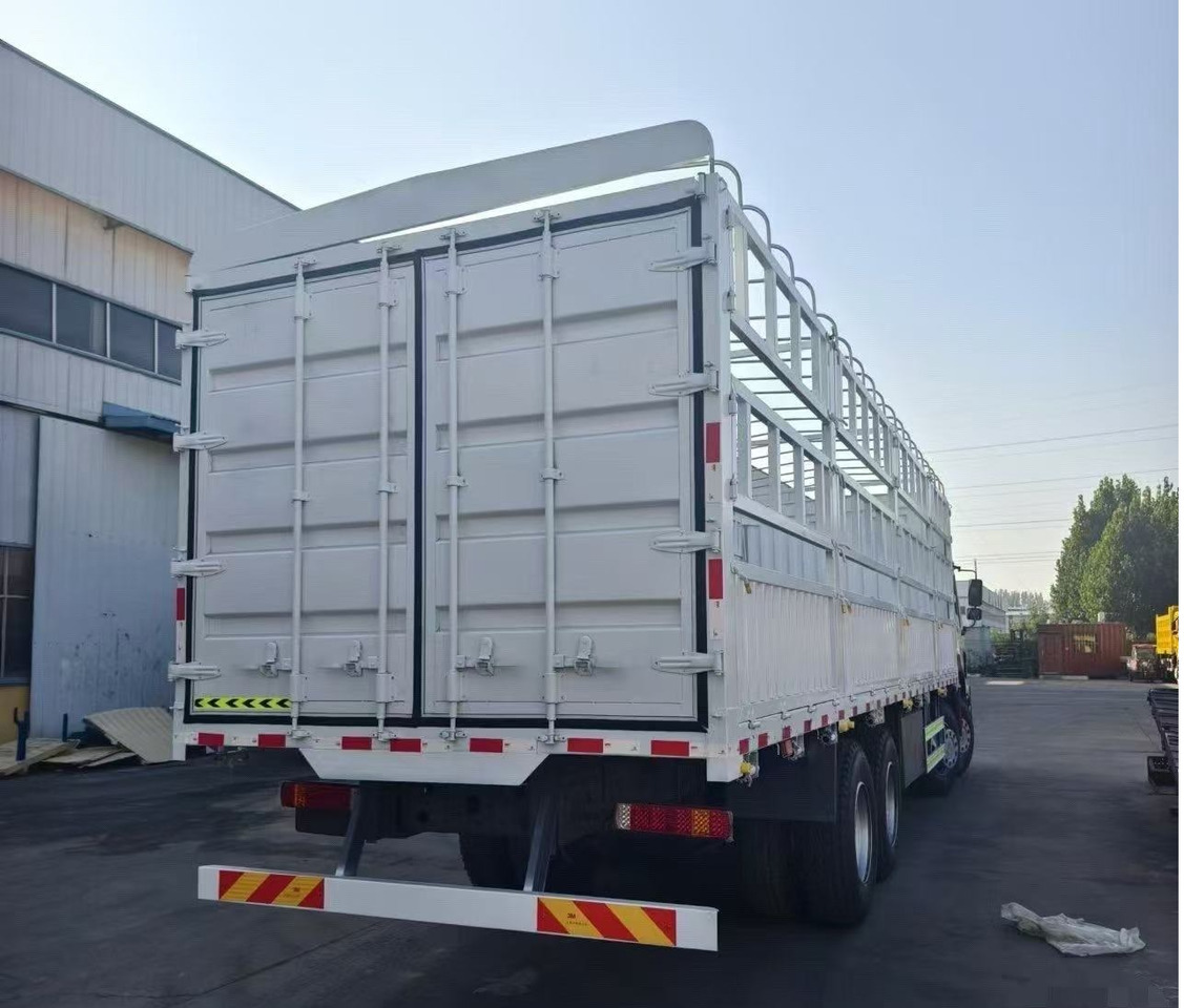 SINOTRUK HOWO 8*4 WITH FENCE 12 WHEELS TIRES 6*4 371 375 380 400 420 HP - Грузовик для перевозки животных: фото 4 SINOTRUK HOWO 8*4 WITH FENCE 12 WHEELS TIRES 6*4 371 375 380 400 420 HP - Грузовик для перевозки животных: фото 4