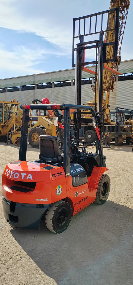 TOYOTA FD30 - Вилочный погрузчик: фото 4 TOYOTA FD30 - Вилочный погрузчик: фото 4