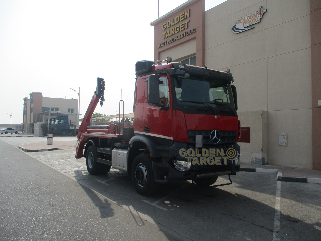 MERCEDES-BENZ Arocs 1832 4x2 Skip Loader - Портальный бункеровоз: фото 2 MERCEDES-BENZ Arocs 1832 4x2 Skip Loader - Портальный бункеровоз: фото 2