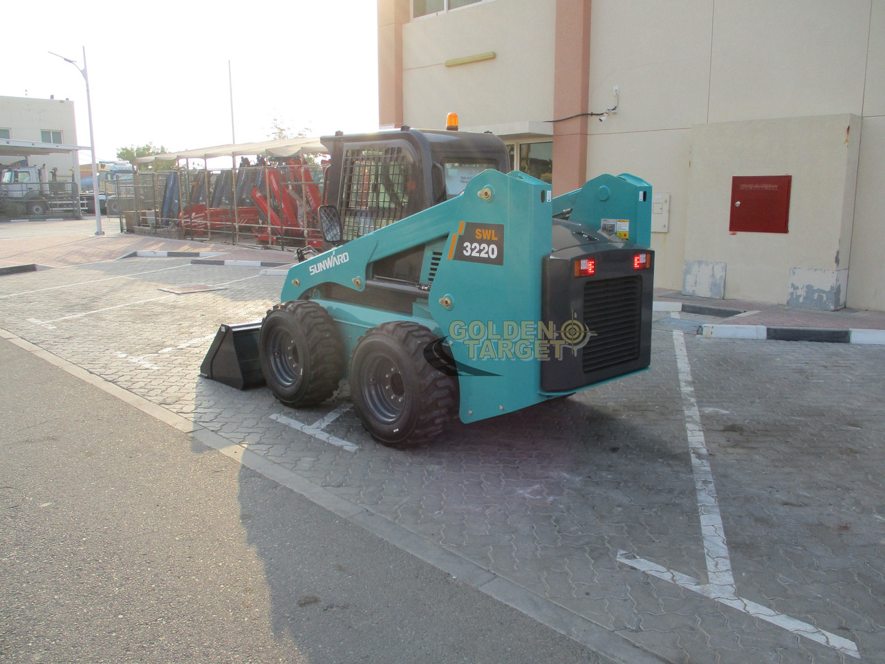 SUNWARD SWL3220 Skid Steer - Мини-погрузчик с бортовым поворотом: фото 4 SUNWARD SWL3220 Skid Steer - Мини-погрузчик с бортовым поворотом: фото 4