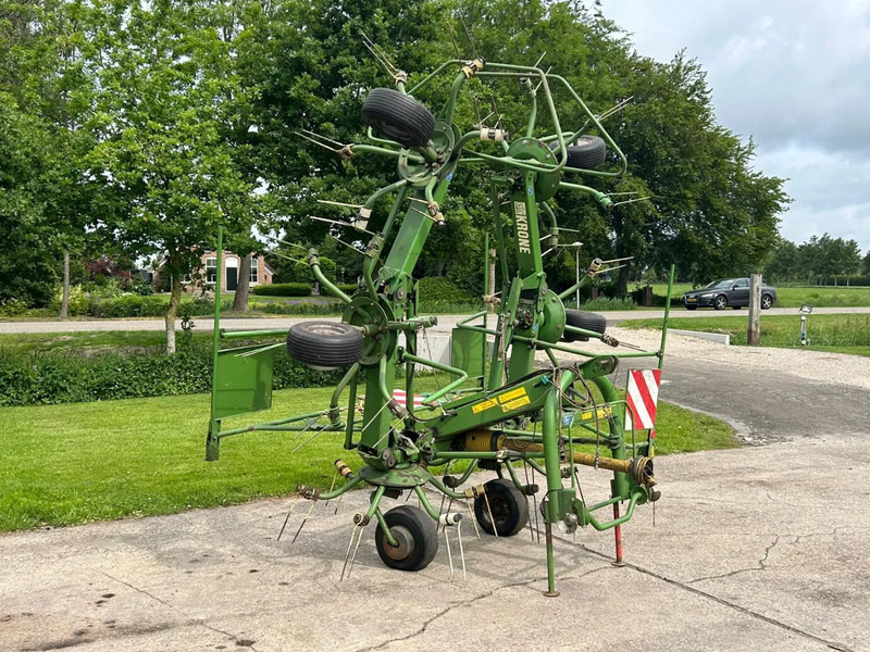 Krone KW 6.40 schudder schuilstelling hooibouw 6 elements - Сеноворошилка: фото 1 Krone KW 6.40 schudder schuilstelling hooibouw 6 elements - Сеноворошилка: фото 1