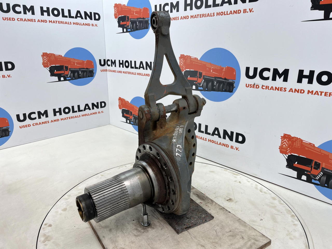 Grove GMK 3055 steering knuckle 16 holes axle 1 and 2 left - Поворотный кулак для Мобильных кранов: фото 1 Grove GMK 3055 steering knuckle 16 holes axle 1 and 2 left - Поворотный кулак для Мобильных кранов: фото 1