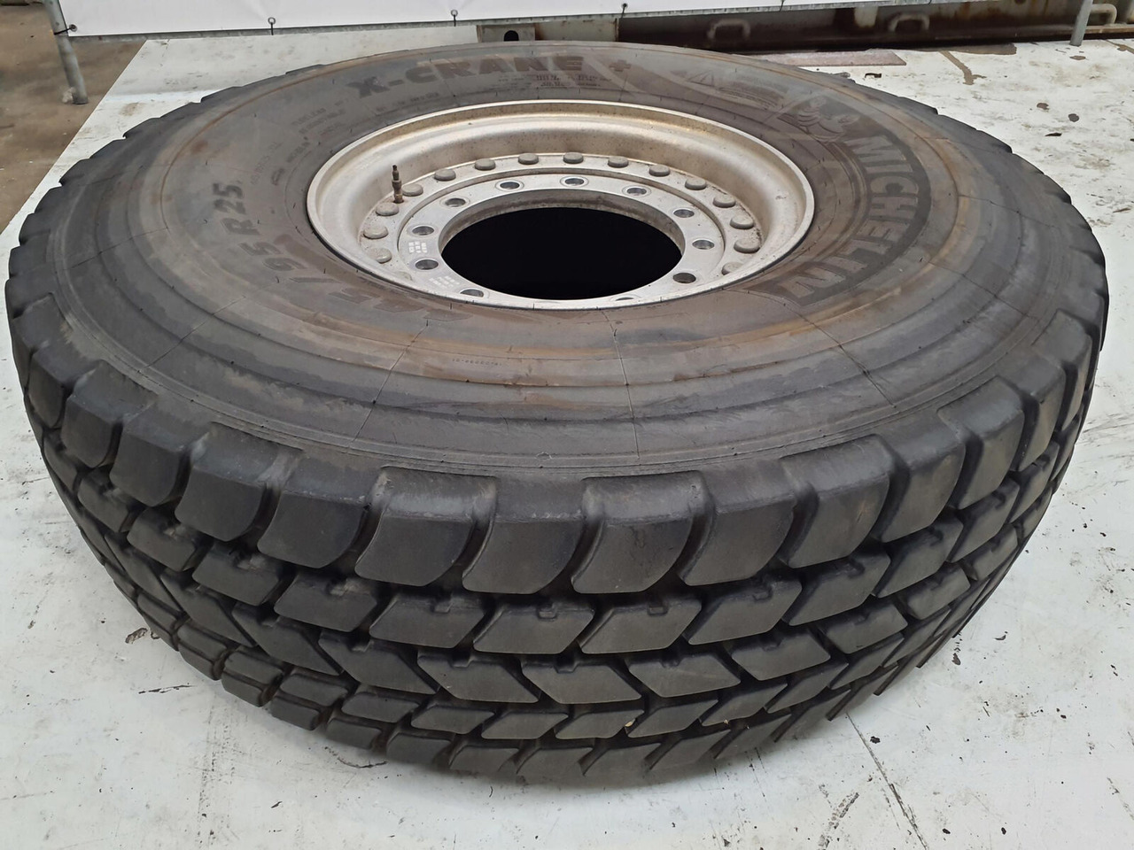 Grove Wheel 445/95R25 12 9 2p alu - Колесо для Кранов: фото 1 Grove Wheel 445/95R25 12 9 2p alu - Колесо для Кранов: фото 1