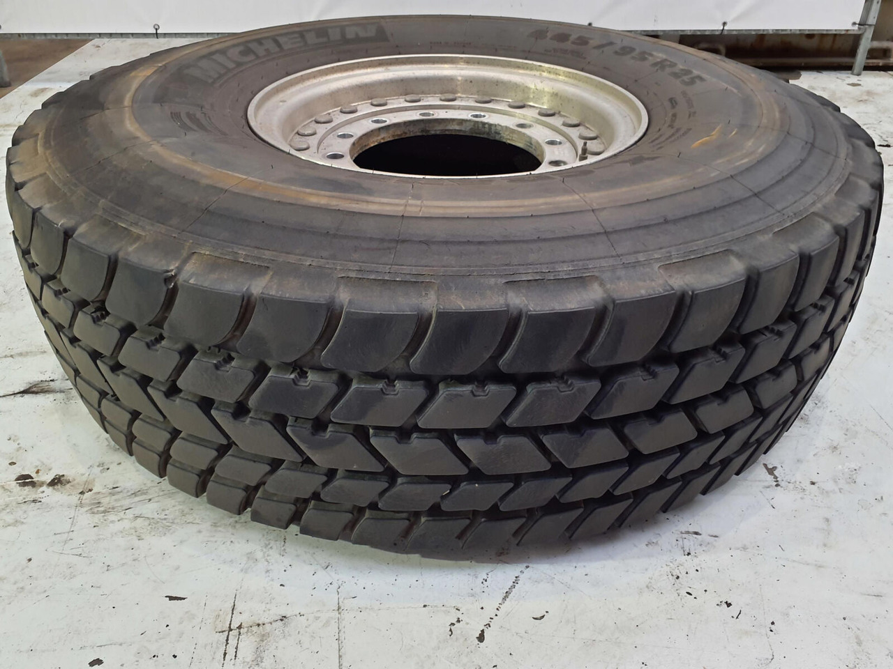 Grove Wheel 445/95R25 12 9 2p alu - Колесо для Кранов: фото 1 Grove Wheel 445/95R25 12 9 2p alu - Колесо для Кранов: фото 1