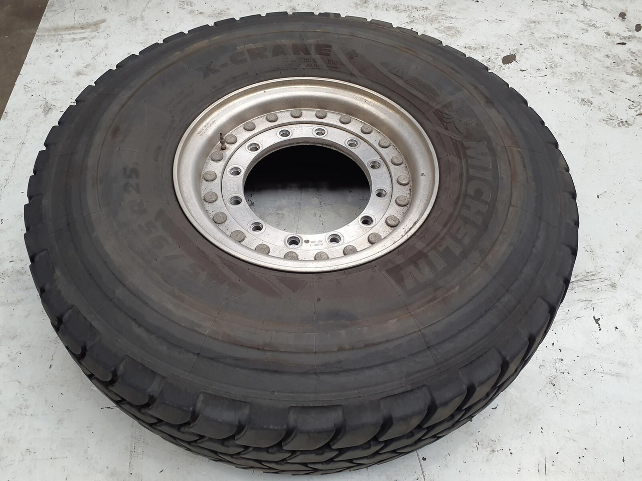Grove Wheel 445/95R25 12 9 2p alu - Колесо для Кранов: фото 2 Grove Wheel 445/95R25 12 9 2p alu - Колесо для Кранов: фото 2