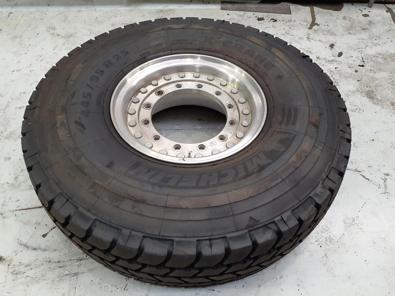 Grove Wheel 445/95R25 12 9 2p alu - Колесо для Кранов: фото 3 Grove Wheel 445/95R25 12 9 2p alu - Колесо для Кранов: фото 3
