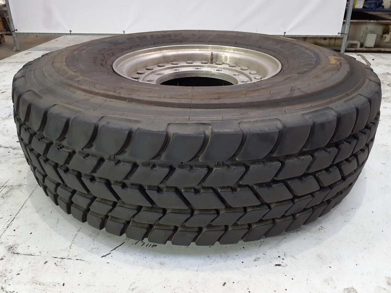 Grove Wheel 445/95R25 12 9 2p alu - Колесо для Кранов: фото 1 Grove Wheel 445/95R25 12 9 2p alu - Колесо для Кранов: фото 1