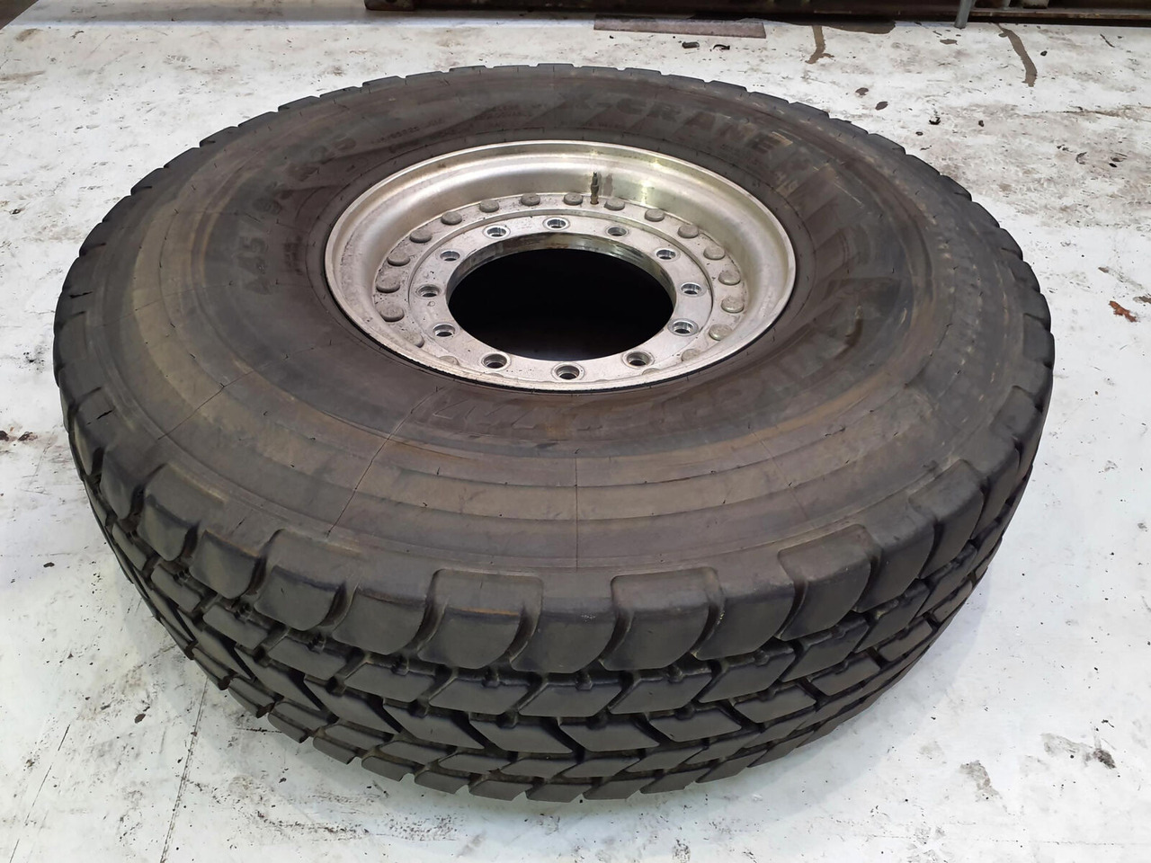 Grove Wheel 445/95R25 12 9 2p alu - Колесо для Кранов: фото 2 Grove Wheel 445/95R25 12 9 2p alu - Колесо для Кранов: фото 2