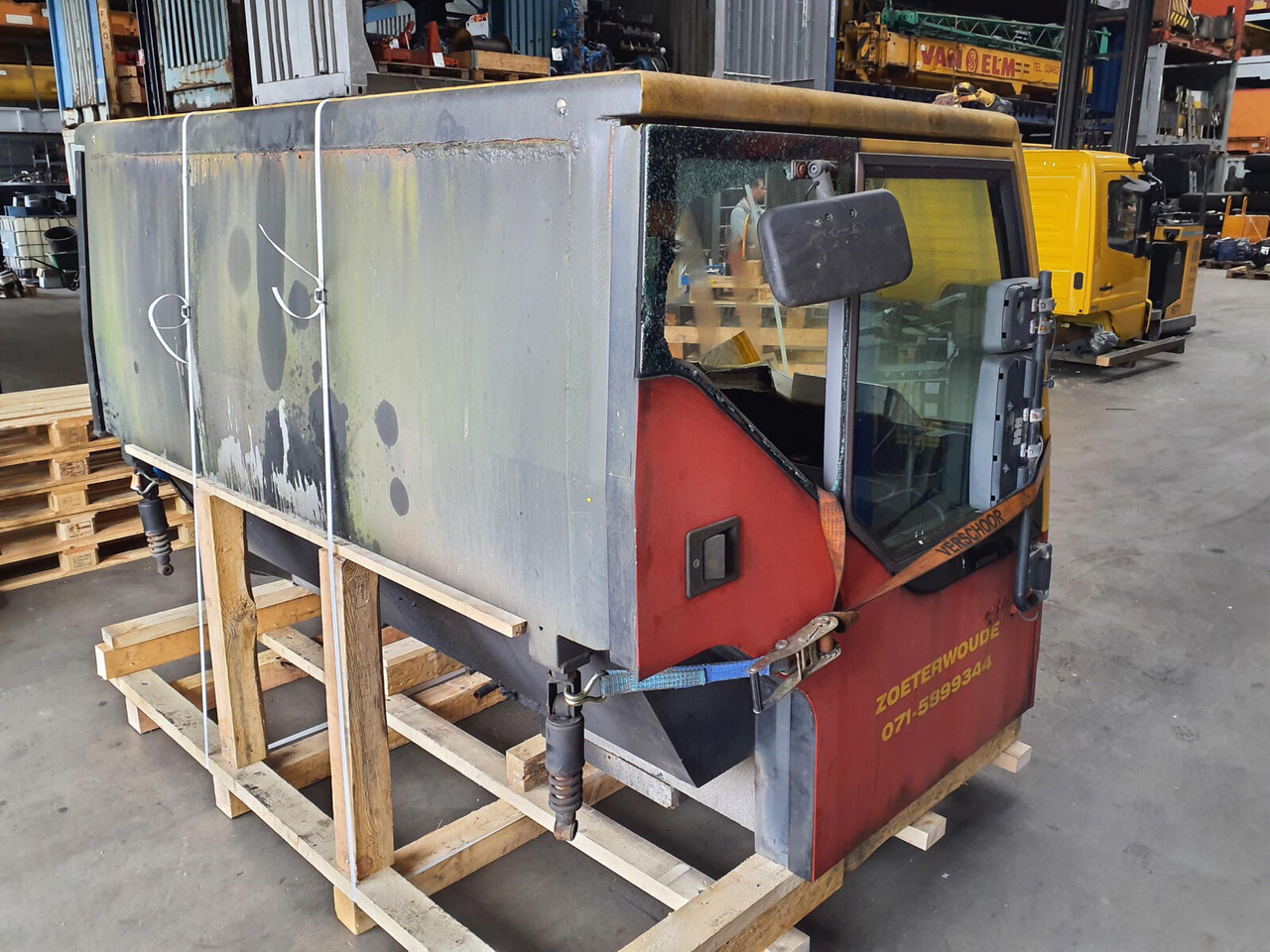 Liebherr LTM 1060-2 drivers cabin - Кабина для Кранов: фото 3 Liebherr LTM 1060-2 drivers cabin - Кабина для Кранов: фото 3