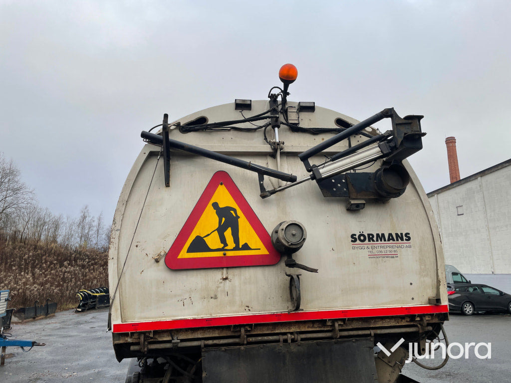 Sop och Uppsamlarbil Scania 94D / 260 - Подметально-уборочная машина: фото 4 Sop och Uppsamlarbil Scania 94D / 260 - Подметально-уборочная машина: фото 4