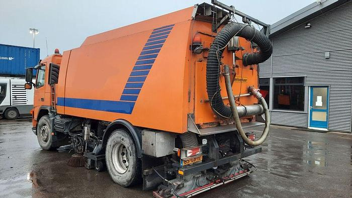 VOLVO M9 4x2R + Johnston Beam VX800 Road Cleaner - Подметально-уборочная машина: фото 4 VOLVO M9 4x2R + Johnston Beam VX800 Road Cleaner - Подметально-уборочная машина: фото 4