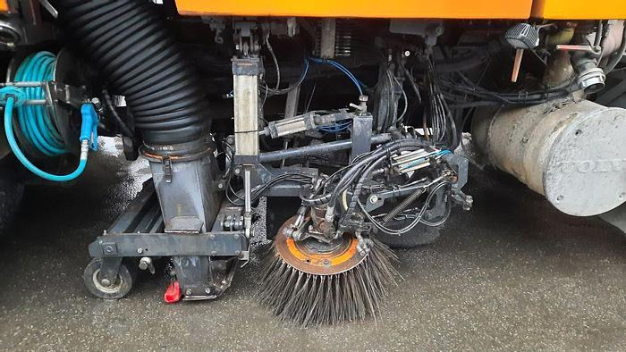 Подметально-уборочная машина VOLVO M9 4x2R + Johnston Beam VX800 Road Cleaner: фото 11