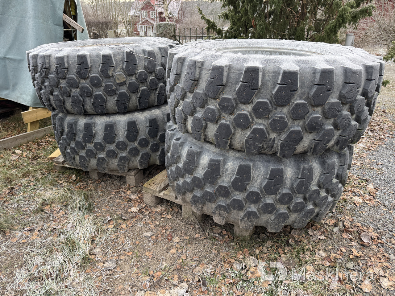 Entreprenaddäck på fälg med dubbar - Колесо для Строительной техники: фото 1 Entreprenaddäck på fälg med dubbar - Колесо для Строительной техники: фото 1