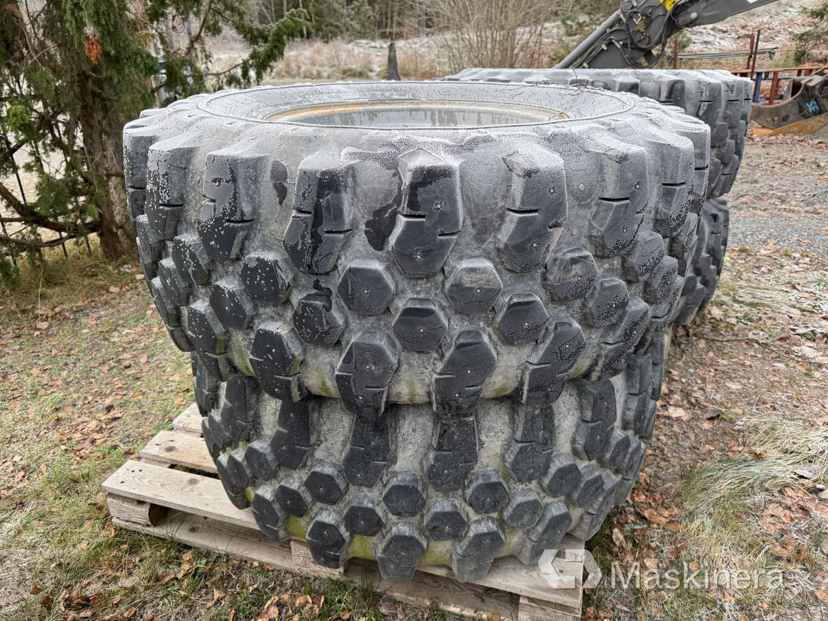 Entreprenaddäck på fälg med dubbar - Колесо для Строительной техники: фото 2 Entreprenaddäck på fälg med dubbar - Колесо для Строительной техники: фото 2