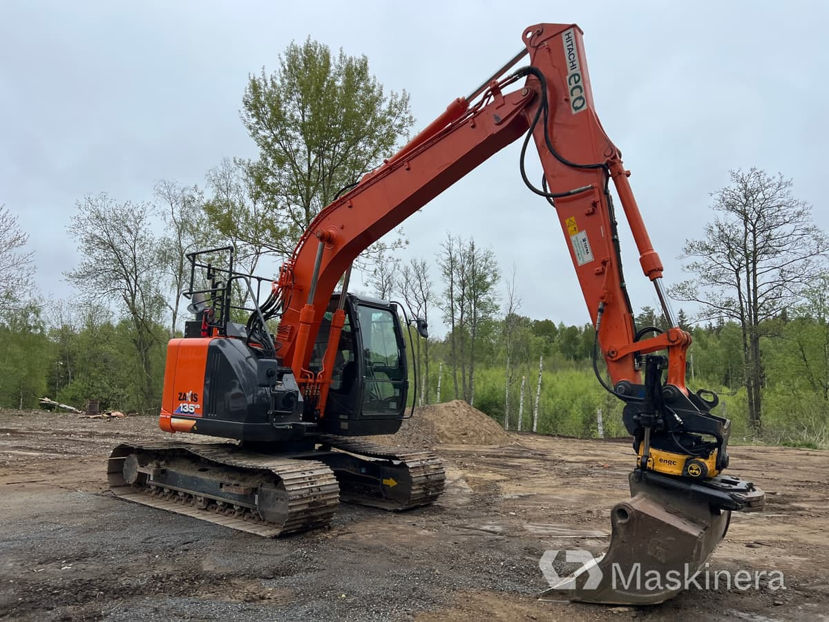 Grävmaskin Hitachi ZX135US-6 med tillbehör - Гусеничный экскаватор: фото 3 Grävmaskin Hitachi ZX135US-6 med tillbehör - Гусеничный экскаватор: фото 3