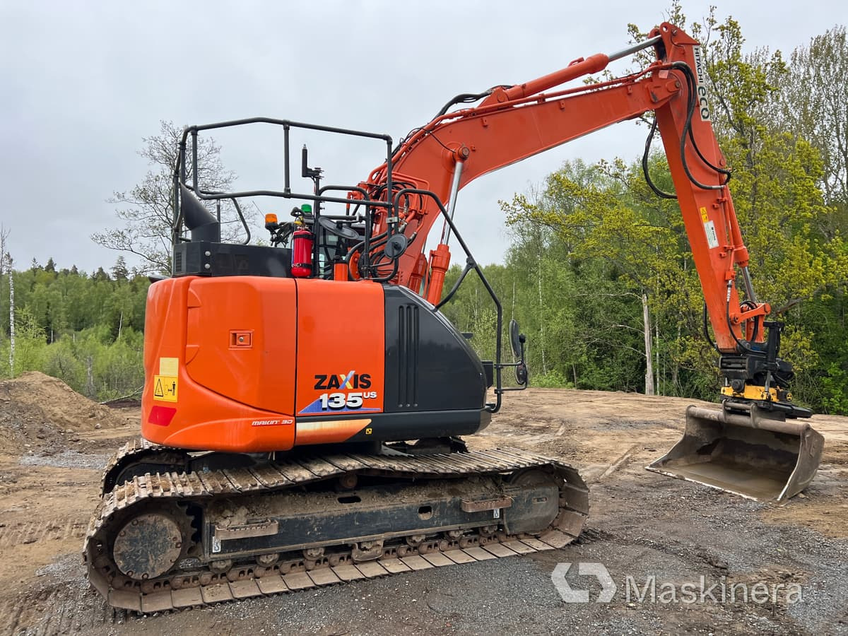 Grävmaskin Hitachi ZX135US-6 med tillbehör - Гусеничный экскаватор: фото 4 Grävmaskin Hitachi ZX135US-6 med tillbehör - Гусеничный экскаватор: фото 4
