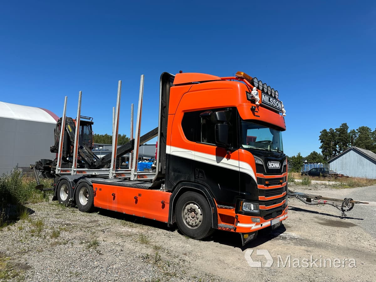 Timmerbil Scania R650B 6X4 NB + Släp - Лесовоз, Автоманипулятор: фото 1 Timmerbil Scania R650B 6X4 NB + Släp - Лесовоз, Автоманипулятор: фото 1