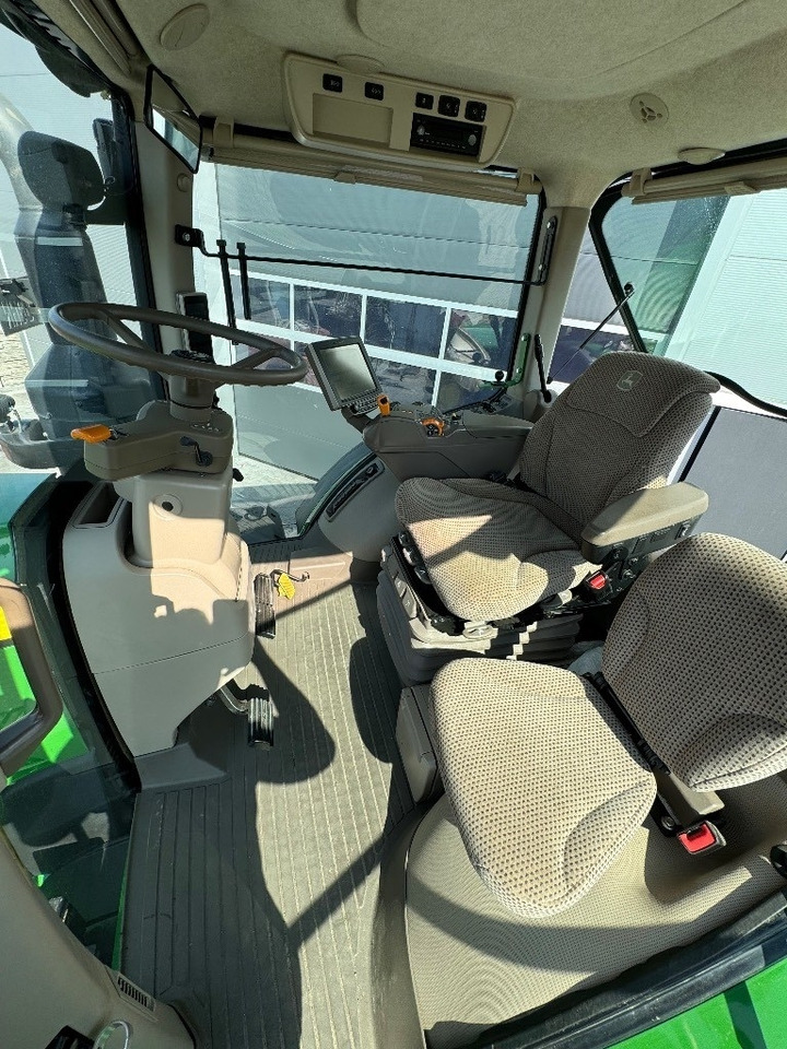 Трактор John Deere 8400 R: фото 12