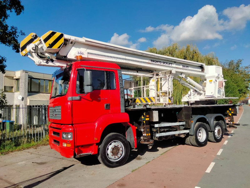 Bronto skylift 28-2T1 28 m hi lift hoogwerker MAN TGA 26. - Грузовик с подъемником: фото 1 Bronto skylift 28-2T1 28 m hi lift hoogwerker MAN TGA 26. - Грузовик с подъемником: фото 1