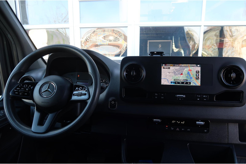 Фото интерьера 1: Цельнометаллический фургон Mercedes-Benz Sprinter 519 3.0 CDI L2H2 V6 AUT/ CAMERA/ 2X DEUR/ 1EIG/ CRUISE/ CLIMA/ TREKHAAK