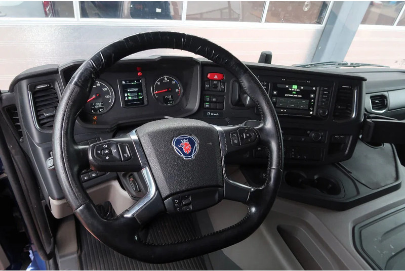 Scania P500 6x2/ FULL AIR/ HYDRAULIC/ LEATHER/ 2.950 WB/ DIFF LOCK/ SLIDE DISH - Тягач: фото 2 Scania P500 6x2/ FULL AIR/ HYDRAULIC/ LEATHER/ 2.950 WB/ DIFF LOCK/ SLIDE DISH - Тягач: фото 2