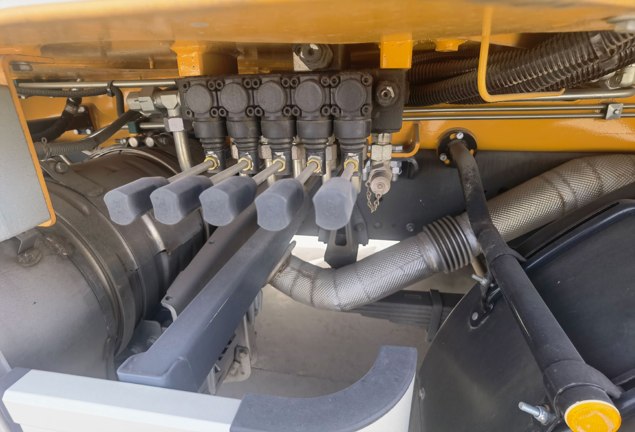 Автобетононасос XCMG Official Second Hand 62m Concrete Boom Pump HB62V Truck Mounted Concrete Pump For Sale: фото 10 Автобетононасос XCMG Official Second Hand 62m Concrete Boom Pump HB62V Truck Mounted Concrete Pump For Sale: фото 10