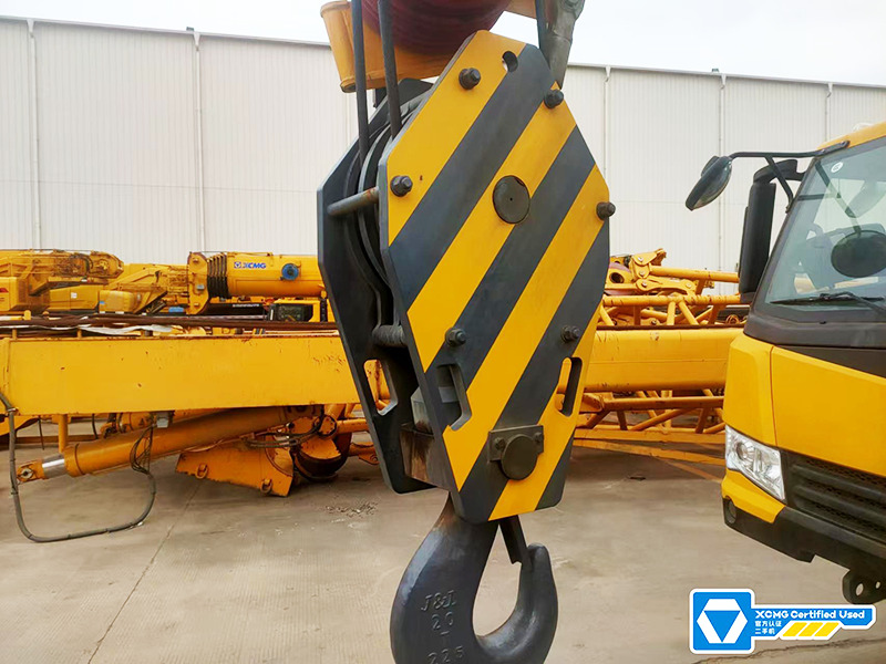 XCMG QY180K5C 180ton second hand truck crane for sale - Мобильный кран: фото 4 XCMG QY180K5C 180ton second hand truck crane for sale - Мобильный кран: фото 4