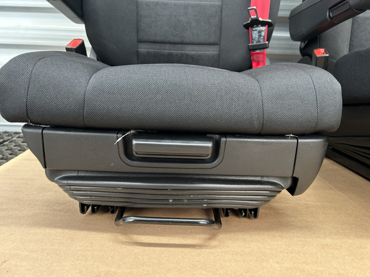 IVECO NEW SET OF SEATS IVECO S-WAY - Сиденье: фото 4 IVECO NEW SET OF SEATS IVECO S-WAY - Сиденье: фото 4