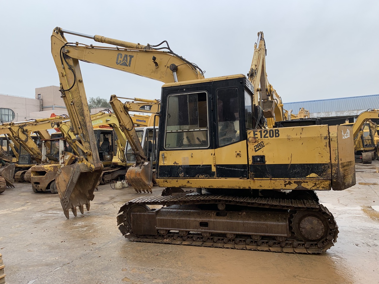 CATERPILLAR excavator semi auto excavator CAT E120B - Гусеничный экскаватор: фото 1 CATERPILLAR excavator semi auto excavator CAT E120B - Гусеничный экскаватор: фото 1