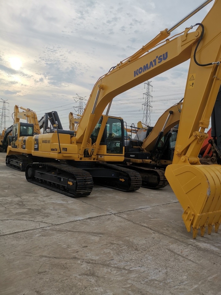 Komatsu PC220-8 - Гусеничный экскаватор: фото 1 Komatsu PC220-8 - Гусеничный экскаватор: фото 1