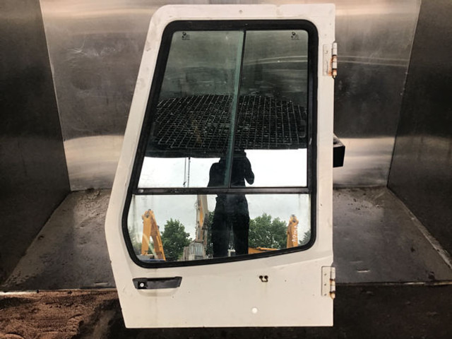 Liebherr Cabin Door - Дверь и запчасти: фото 4 Liebherr Cabin Door - Дверь и запчасти: фото 4